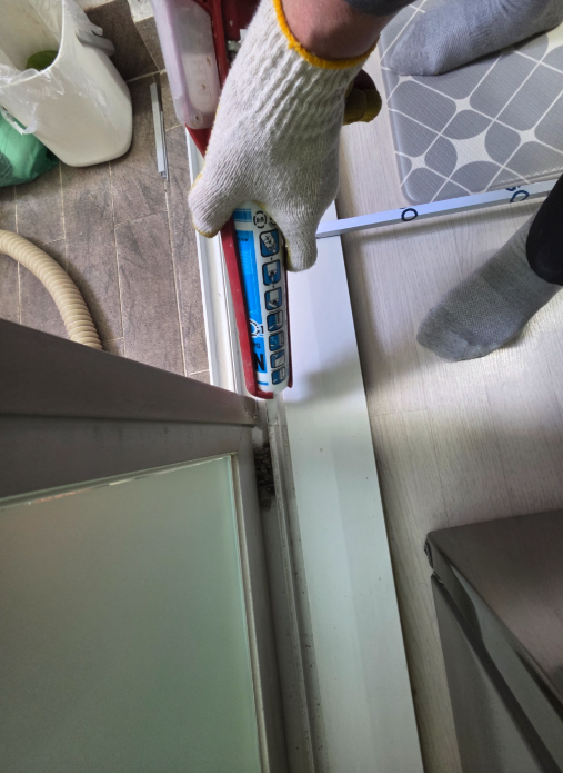 울산 샤시 레일 수리부터 창문 외풍 차단까지 진행한 현대토탈 하동·고성 현장