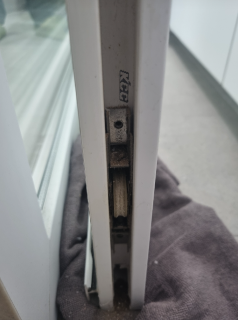 울산 베란다문 틈새 바람 원인, 샤시 로라 교체로 해결한 현장