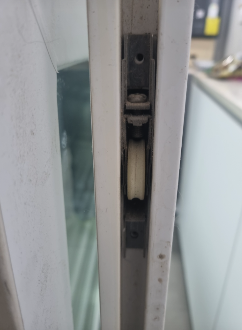 울산 베란다문 틈새 바람 원인, 샤시 로라 교체로 해결한 현장