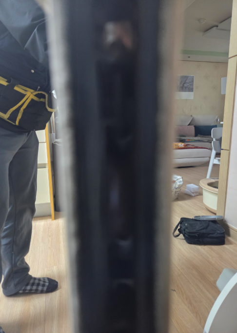 포항 뻑뻑한 샤시 수리, 레일 파손 보강과 로라 교체로 해결한 현장 포항 뻑뻑한 샤시 수리, 레일 파손 보강과 로라 교체로 해결한 현장