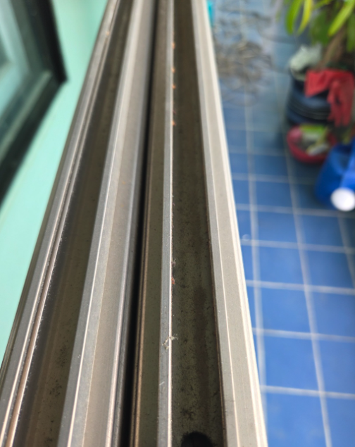 창원 샷시 모헤어 교체, 창문 틈새 외풍 해결한 보수 작업 사례 창원 샷시 모헤어 교체, 창문 틈새 외풍 해결한 보수 작업 사례