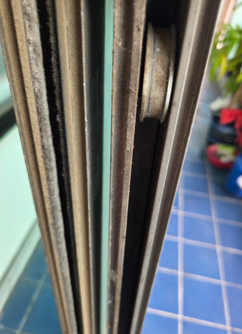 창원 샷시 모헤어 교체, 창문 틈새 외풍 해결한 보수 작업 사례 창원 샷시 모헤어 교체, 창문 틈새 외풍 해결한 보수 작업 사례