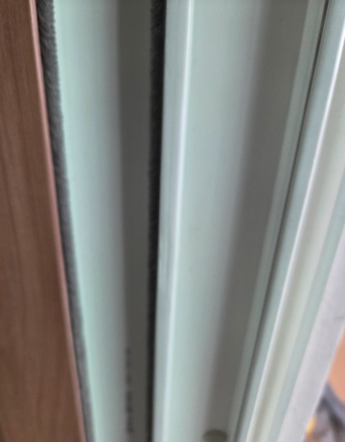 울산 샷시 모헤어 교체 창문 틈새 바람 해결 시공 사례 울산 샷시 모헤어 교체 창문 틈새 바람 해결 시공 사례