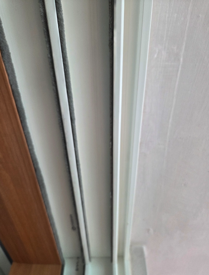 울산 샷시 모헤어 교체 창문 틈새 바람 해결 시공 사례 울산 샷시 모헤어 교체 창문 틈새 바람 해결 시공 사례