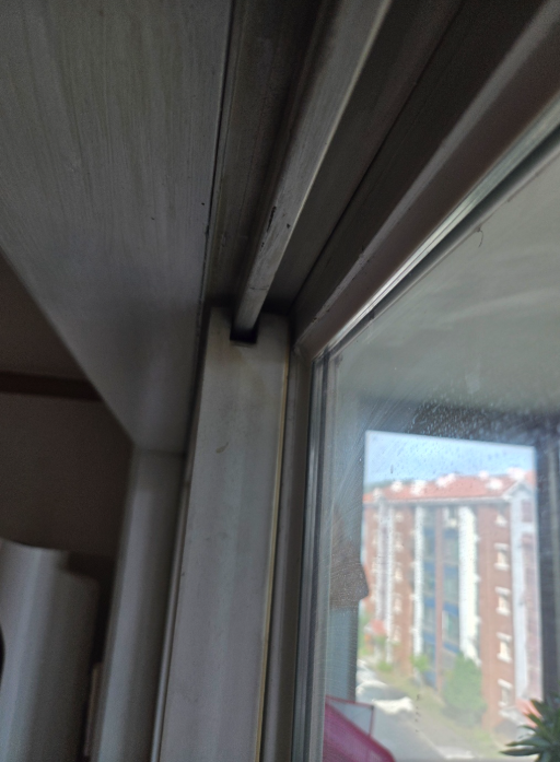 포항 샤시 레일 파손 수리, 창문 틈 생기는 원인과 보수 과정 포항 샤시 레일 파손 수리, 창문 틈 생기는 원인과 보수 과정